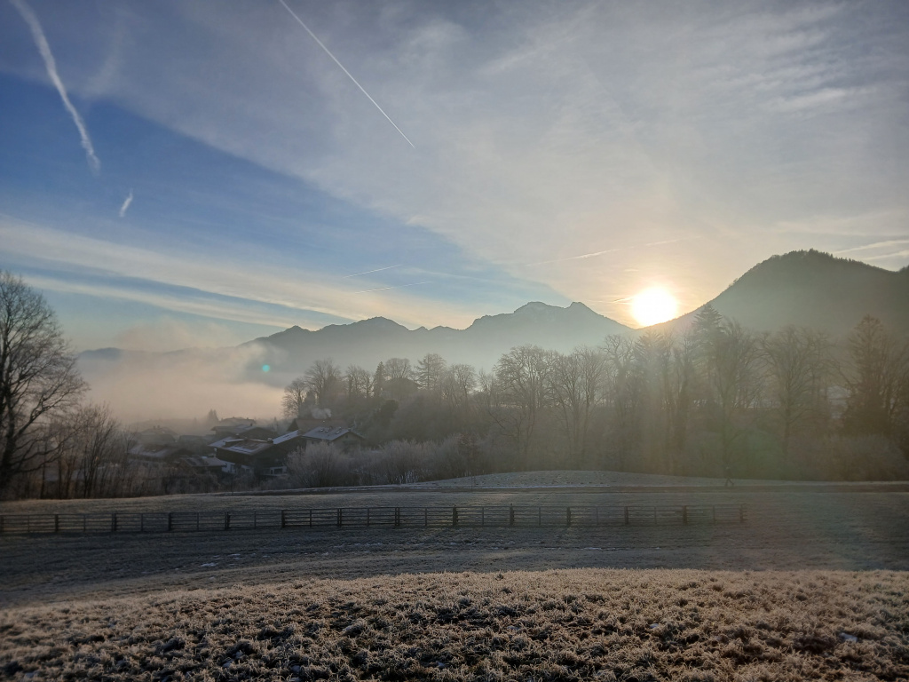 Morgenkreis auf der Wiese bei Sonnenaufgang
